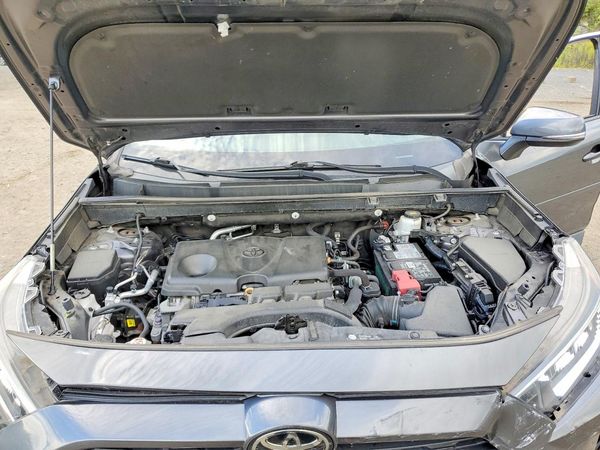 2020 TOYOTA RAV4 XLE — Engine bay