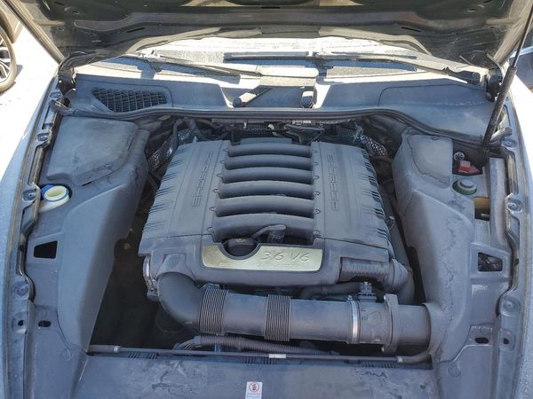 2014 PORSCHE CAYENNE — Engine bay