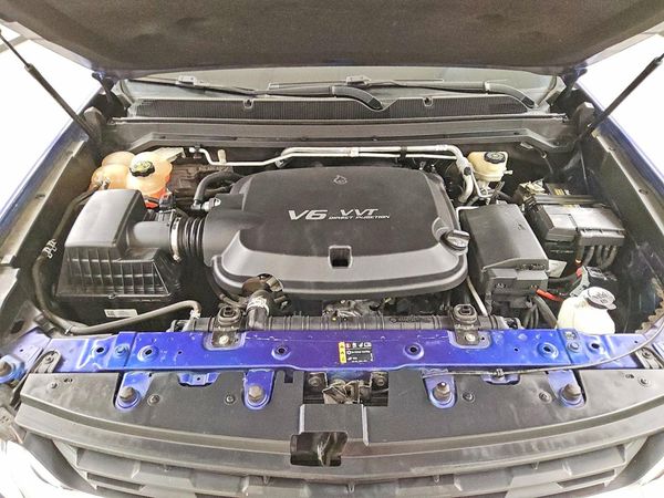 2017 CHEVROLET COLORADO LT — Engine bay