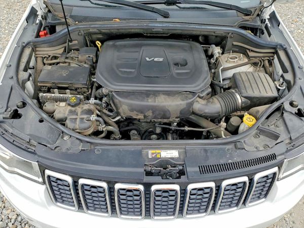 2018 JEEP GRAND CHEROKEE Limited — Engine bay