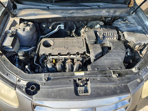 2012 HYUNDAI SANTA FE GL(Middle-low ) — Engine bay