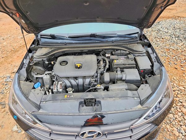 2020 HYUNDAI ELANTRA — Engine bay