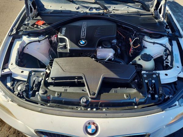 2014 BMW 320 SA — Engine bay