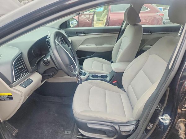 2017 HYUNDAI ELANTRA SE Base — DENT