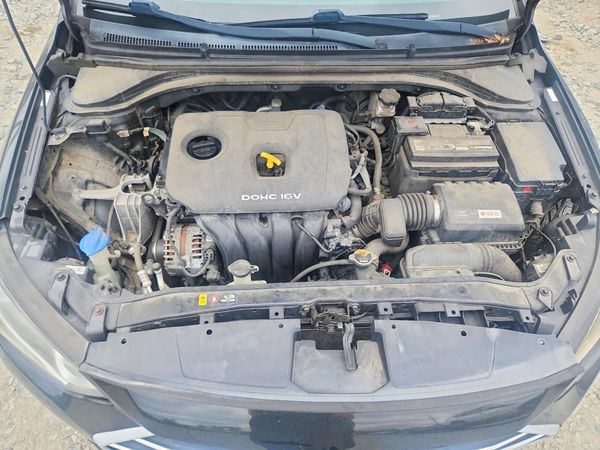 2017 HYUNDAI ELANTRA SE Base — Engine bay