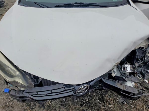 2015 TOYOTA COROLLA L/LE — Engine bay