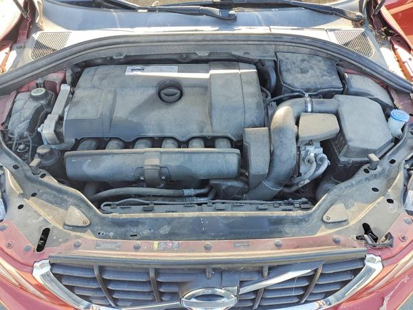 2013 VOLVO XC60 — Engine bay