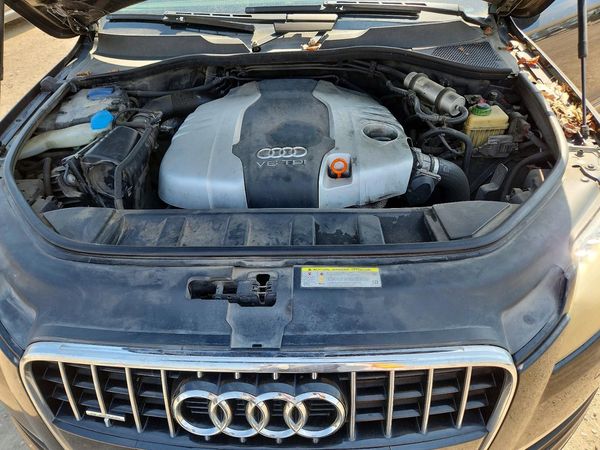 2013 AUDI Q7 Prestige — Engine bay