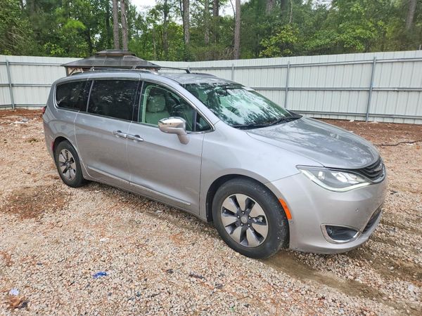 2018 CHRYSLER PACIFICA Limited — Passenger 3/4