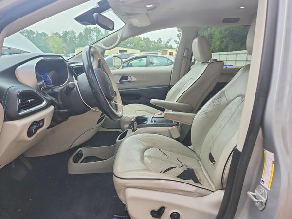 2018 CHRYSLER PACIFICA Limited — DENT