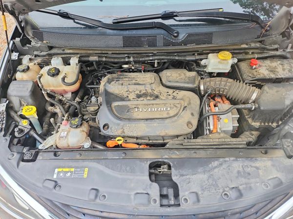 2018 CHRYSLER PACIFICA Limited — Engine bay
