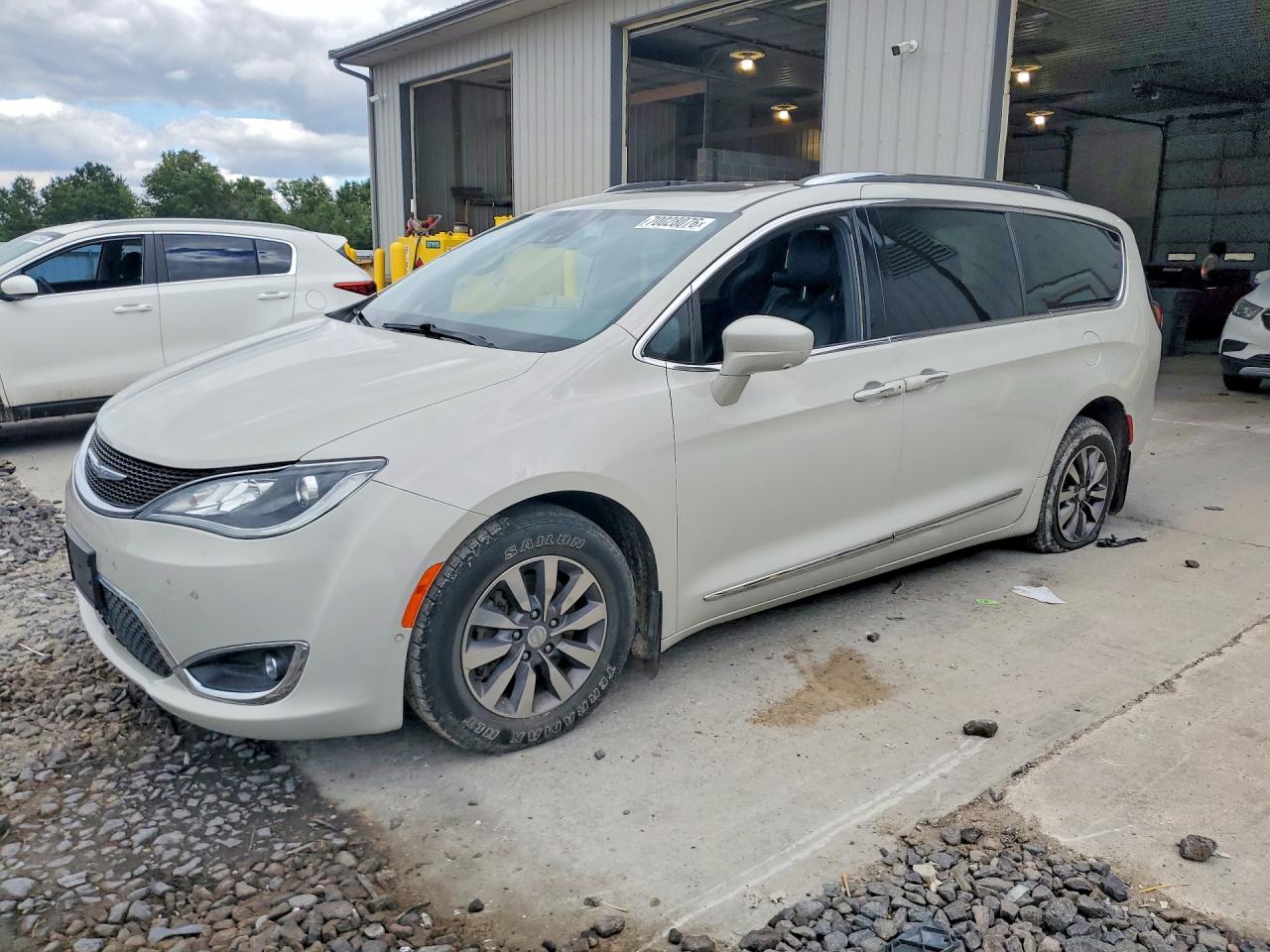 2019 CHRYSLER PACIFICA Touring L Plus — Front 3/4