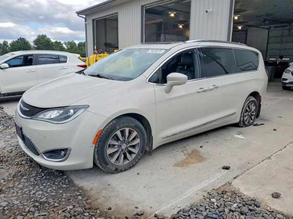 2019 CHRYSLER PACIFICA Touring L Plus — Front 3/4