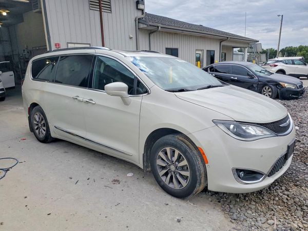 2019 CHRYSLER PACIFICA Touring L Plus — Passenger 3/4