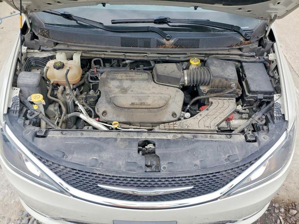 2019 CHRYSLER PACIFICA Touring L Plus — Engine bay