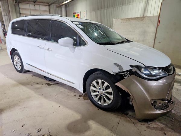 2018 CHRYSLER PACIFICA Touring L — Passenger 3/4