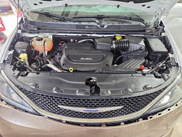 2018 CHRYSLER PACIFICA Touring L — Engine bay