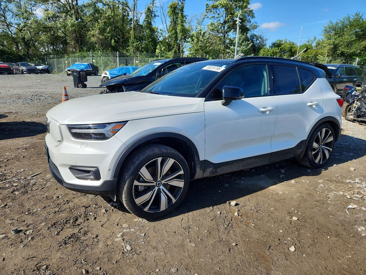 2022 VOLVO XC40 Recharge (Level 2-Plus) — Front 3/4