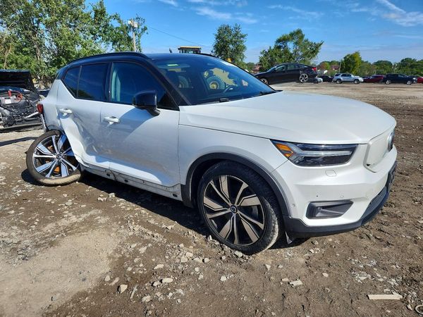 2022 VOLVO XC40 Recharge (Level 2-Plus) — Passenger 3/4