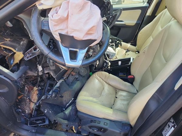 2016 VOLVO XC60 — DENT
