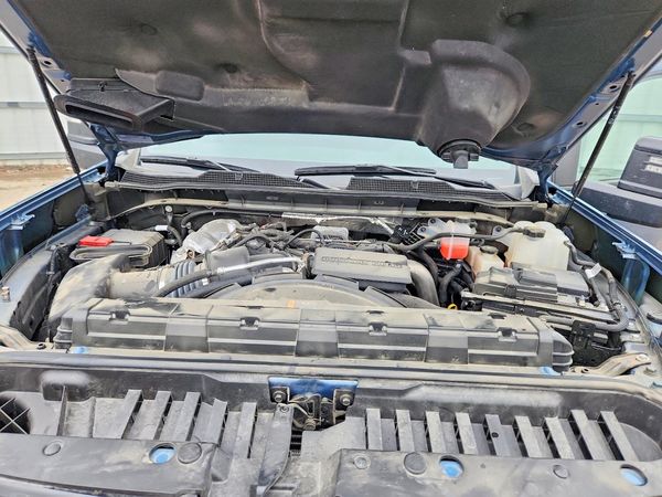 2025 CHEVROLET SILVERADO LT — Engine bay