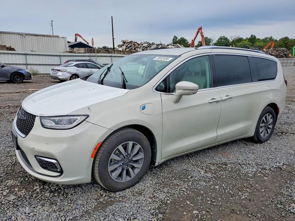 2021 CHRYSLER PACIFICA Touring L — Front 3/4