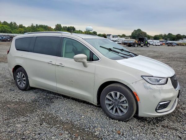 2021 CHRYSLER PACIFICA Touring L — Passenger 3/4