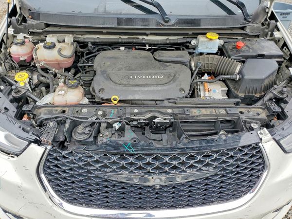 2021 CHRYSLER PACIFICA Touring L — Engine bay