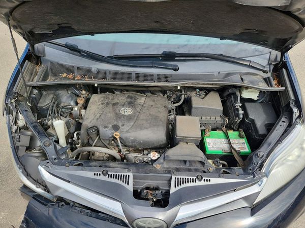 2018 TOYOTA SIENNA — Engine bay