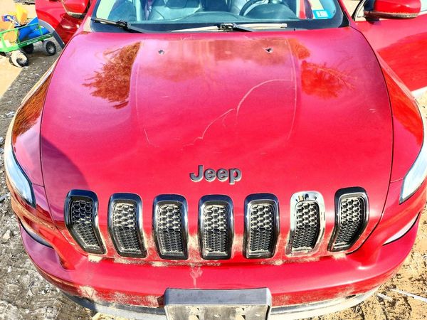 2016 JEEP CHEROKEE Limited — Engine bay