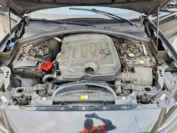 2019 JAGUAR F-PACE Prestige — Engine bay