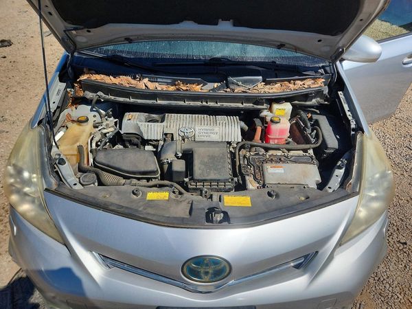 2012 TOYOTA PRIUS — Engine bay