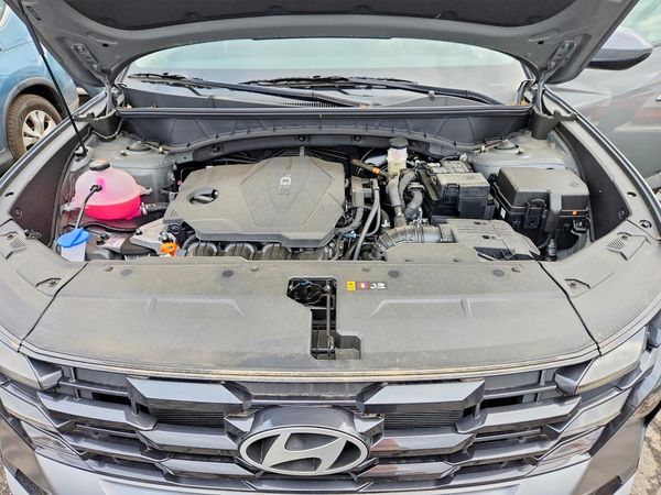 2025 HYUNDAI TUCSON SE — Engine bay