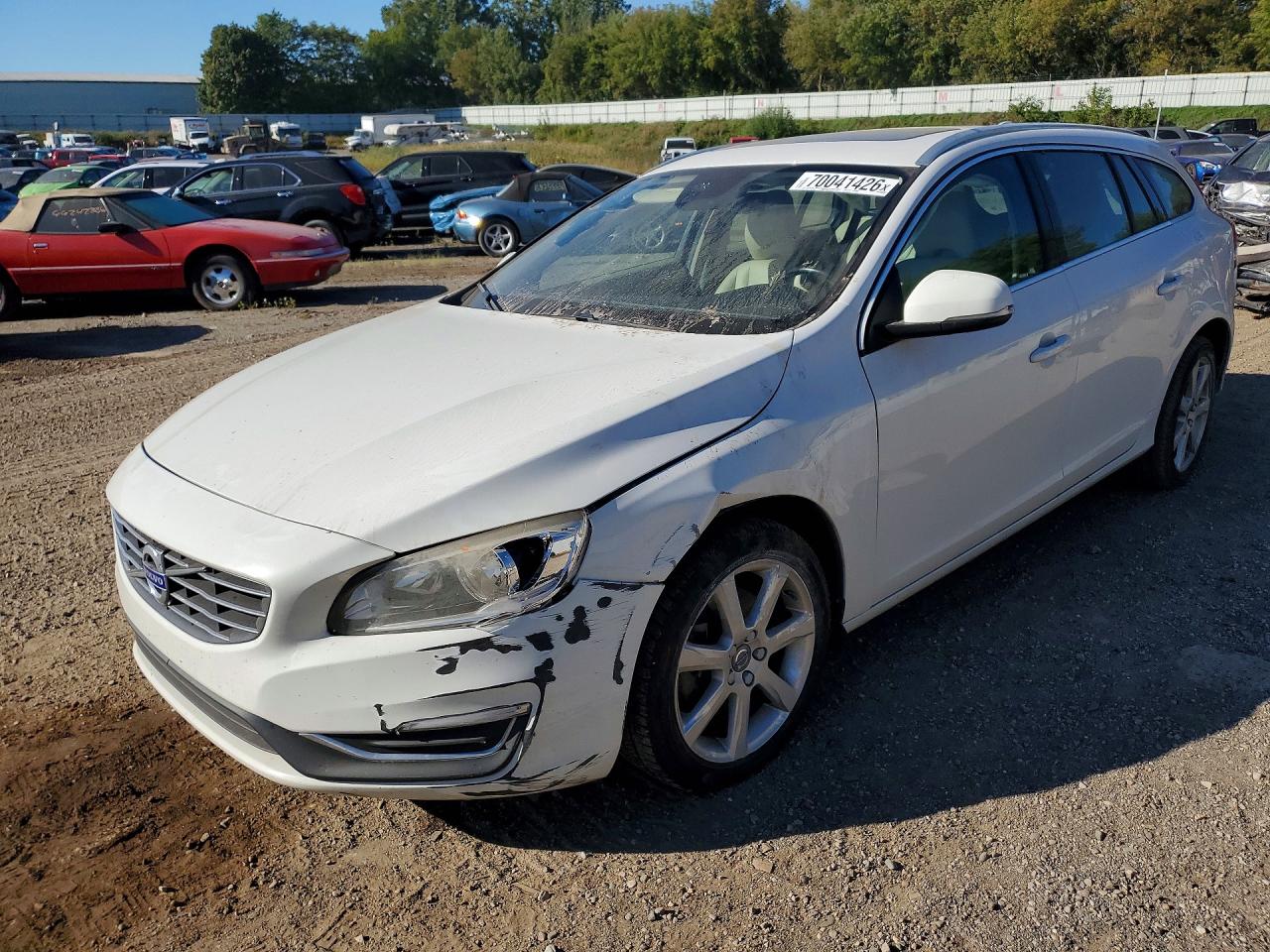 2016 VOLVO V60 SV33 Premier — Front 3/4