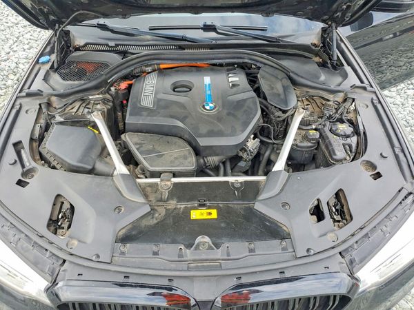 2019 BMW 5 SERIES — Engine bay