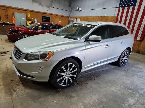 2017 VOLVO XC60 — DSFA — Front 3/4