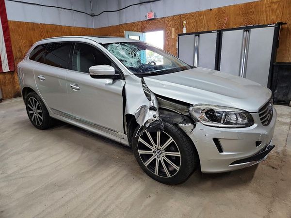 2017 VOLVO XC60 Inscription — Passenger 3/4