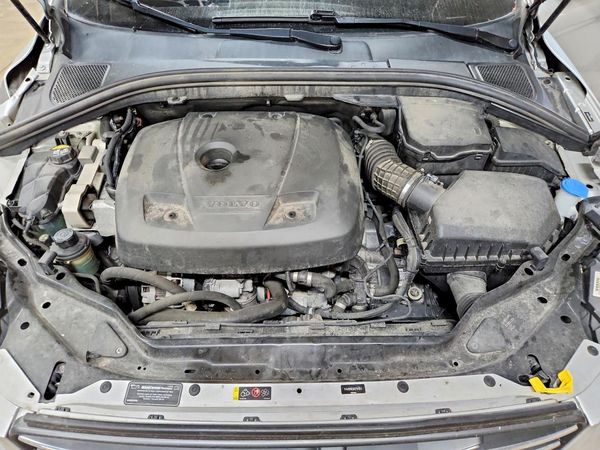 2017 VOLVO XC60 Inscription — Engine bay