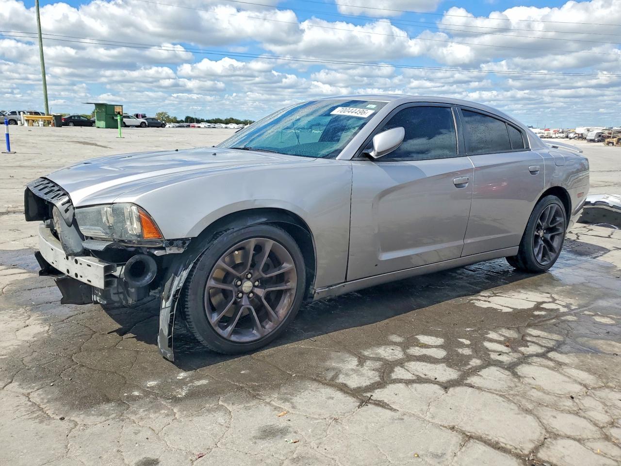 2014 DODGE CHARGER SE — Front 3/4