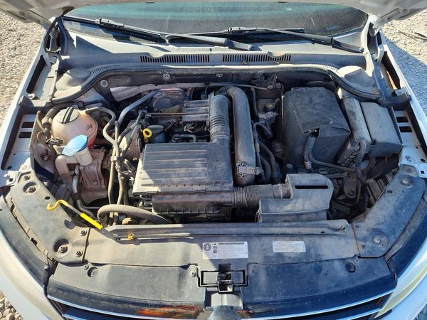2017 VOLKSWAGEN JETTA S — Engine bay