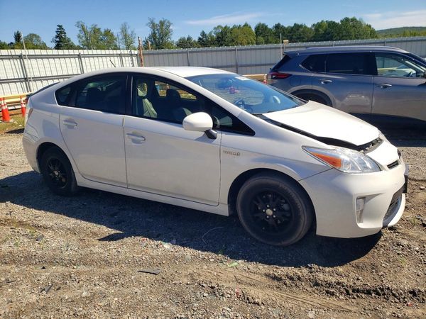 2015 TOYOTA PRIUS — Passenger 3/4