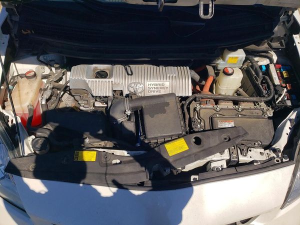 2015 TOYOTA PRIUS — Engine bay