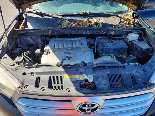 2013 TOYOTA HIGHLANDER Base/Hybrid — Engine bay