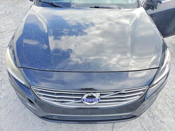 2018 VOLVO S60 Premier — Engine bay