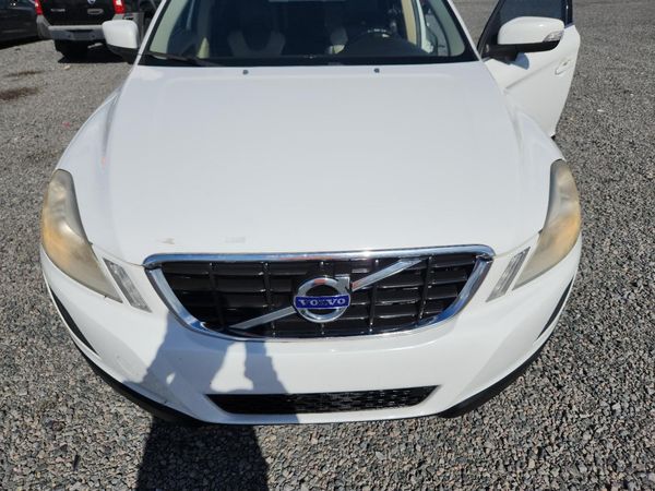 2012 VOLVO XC60 — Engine bay