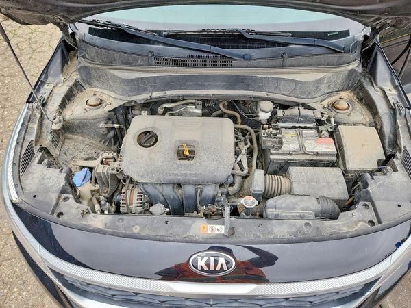 2021 KIA SELTOS S — Engine bay
