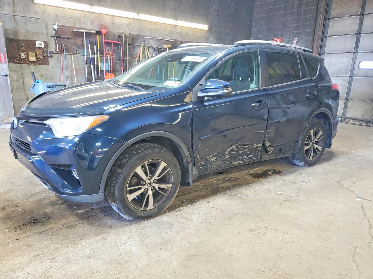 2017 TOYOTA RAV4 XLE — Front 3/4