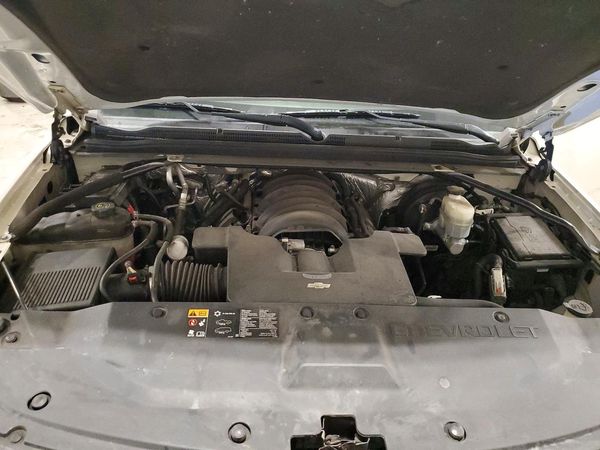 2015 CHEVROLET SUBURBAN LT — Engine bay