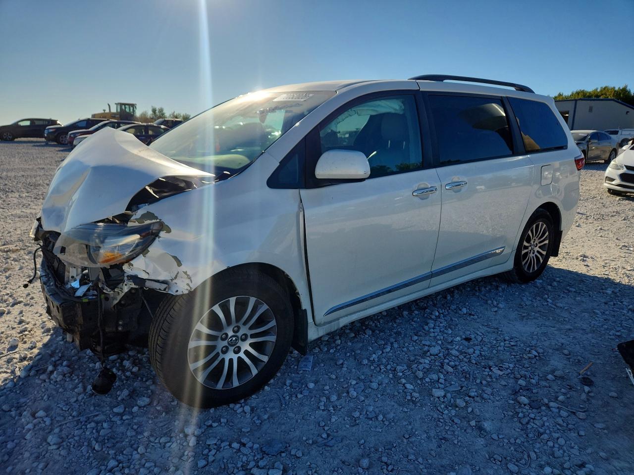 2018 TOYOTA SIENNA — Front 3/4