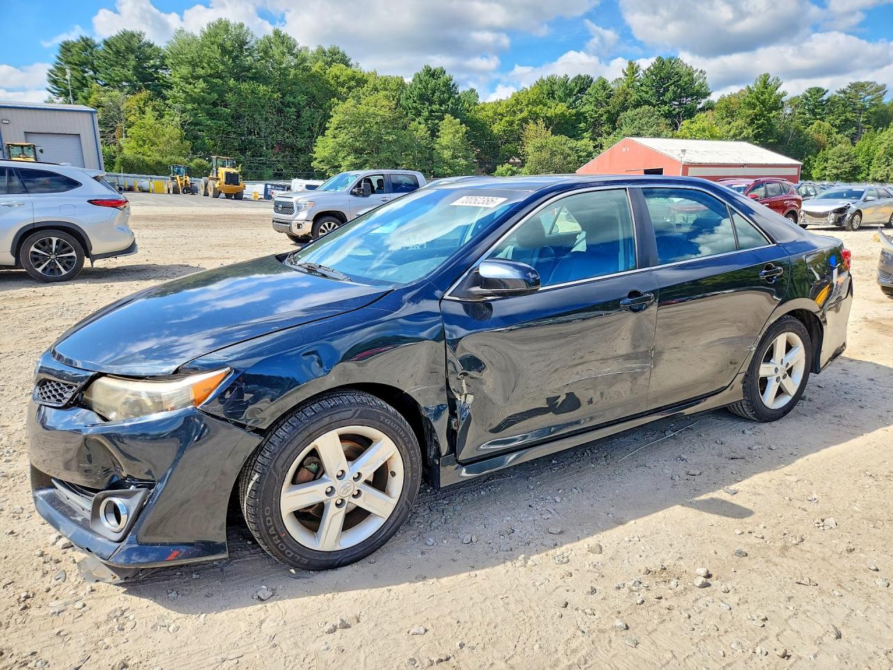 2014 TOYOTA CAMRY — Front 3/4
